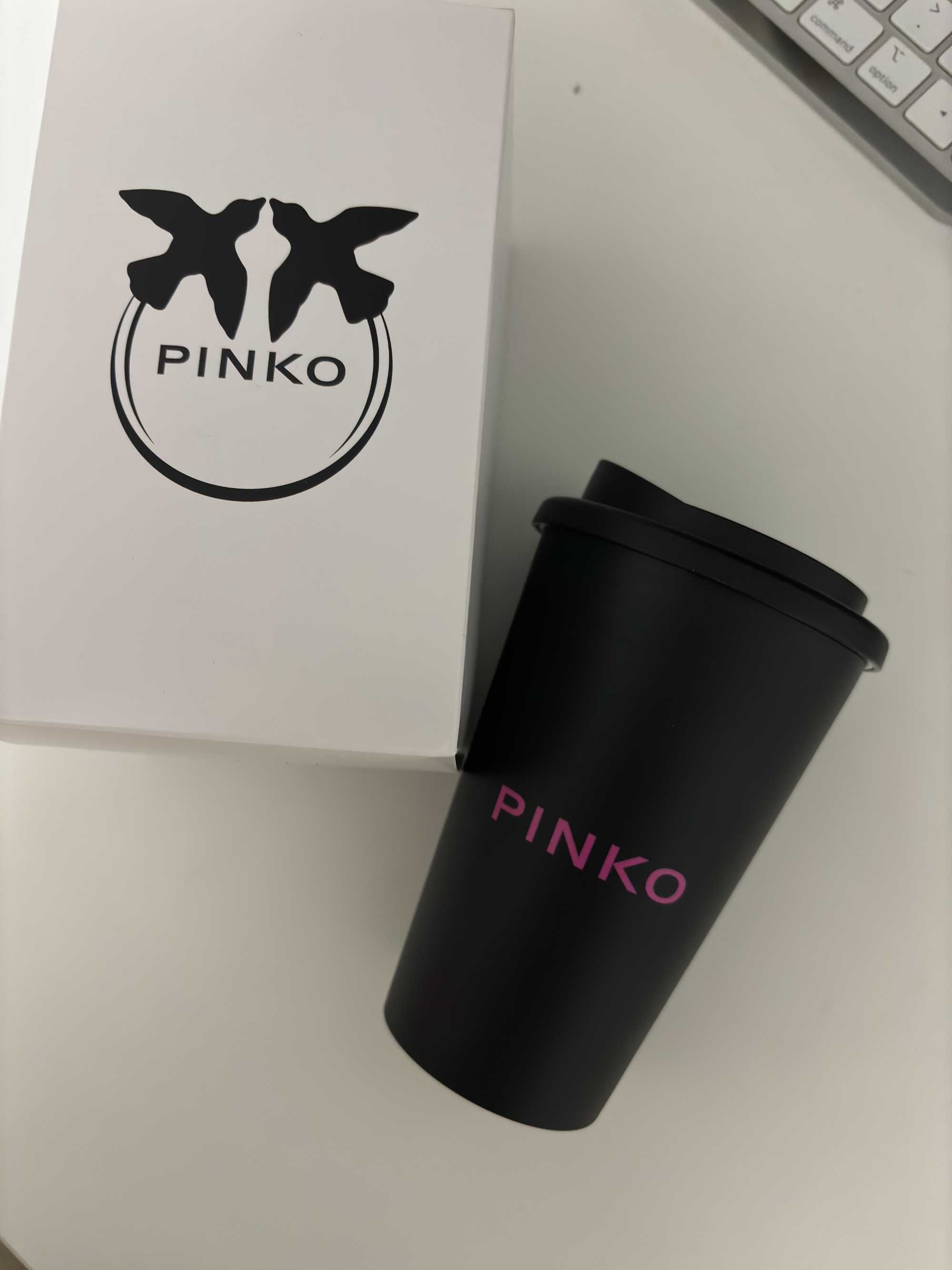 Czarny kubek Pinko logo 350ml