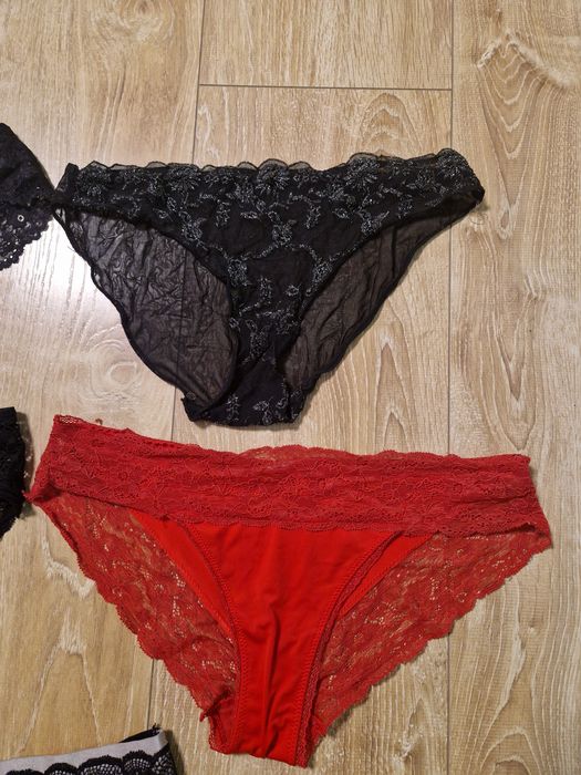 Zestaw koronkowych majtek w bardzo dobrym stanie