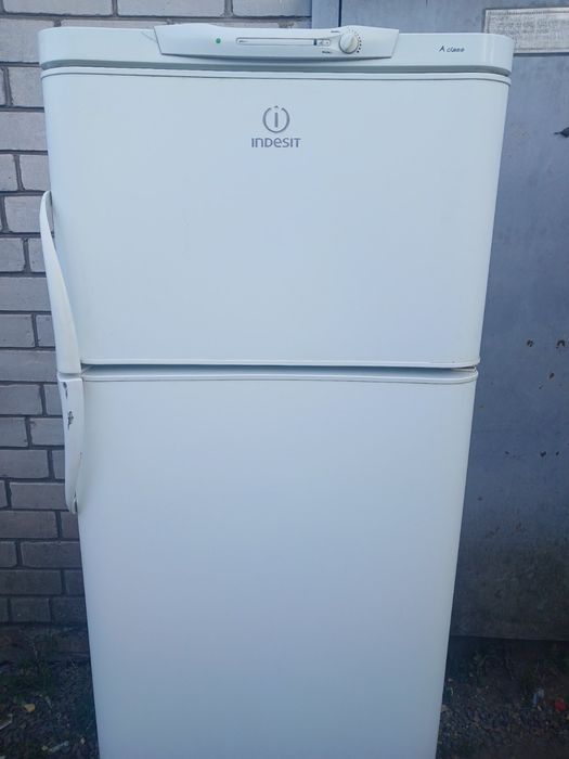 Продам двухкамерный холодильник Indesit