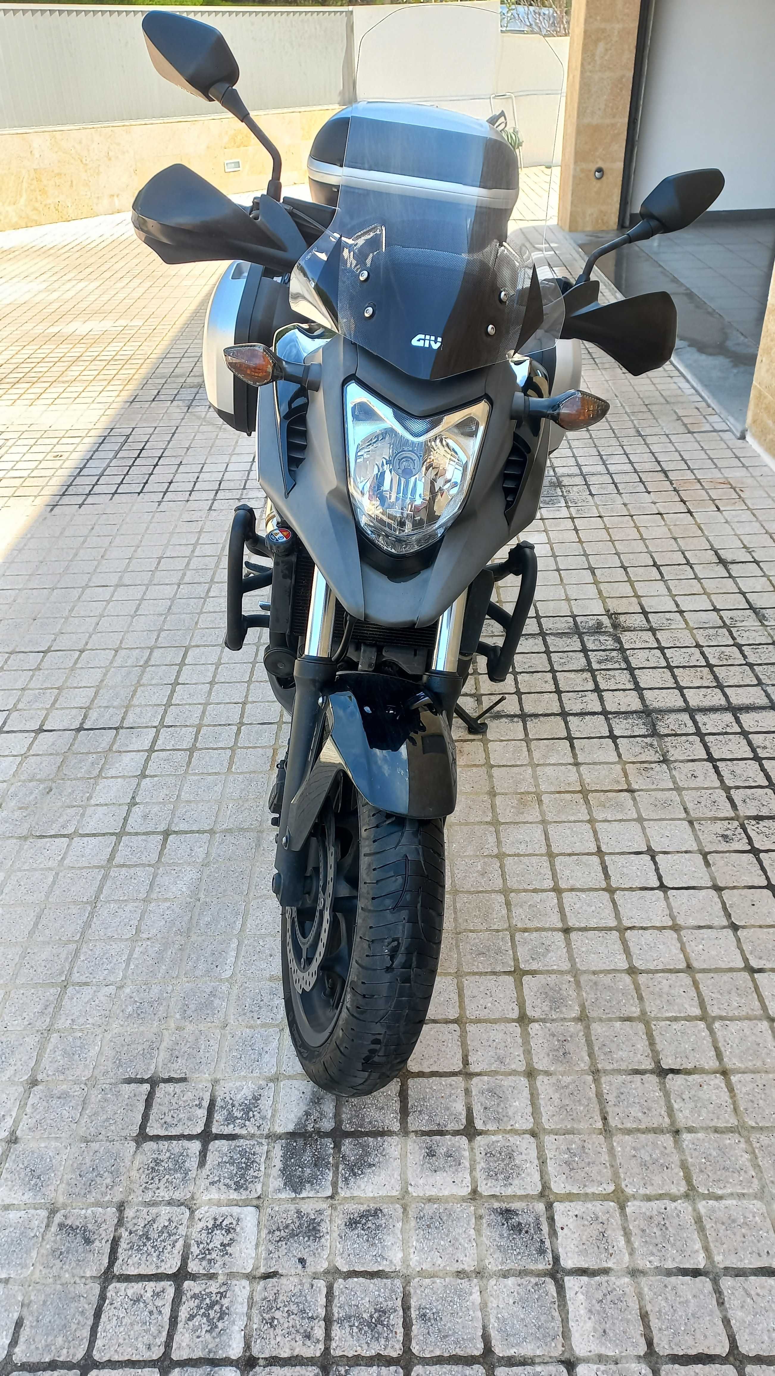 Honda NC750X preta e prateada