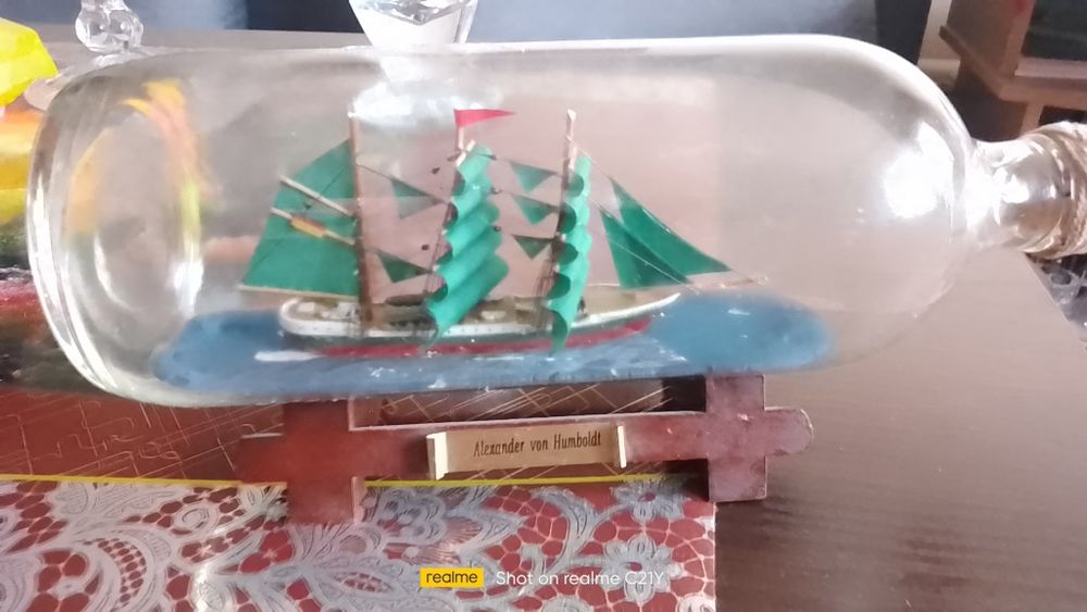 Butelka ze statkiem w środku