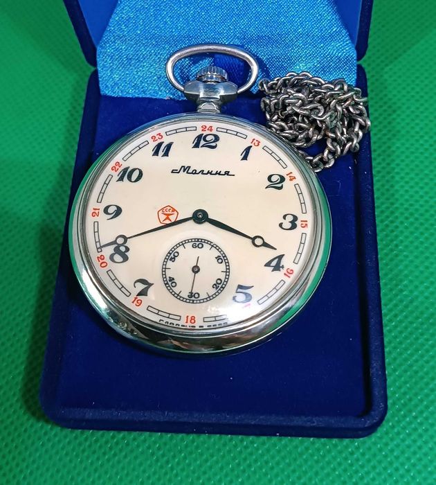 Часы  карманные Молния " Волки " с родной цепочкой в футляре