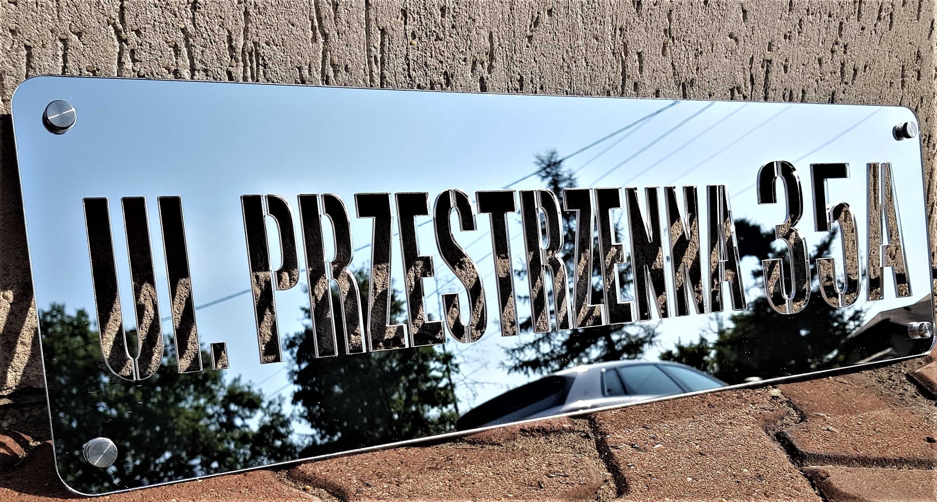 Lustrzany numer na dom, tabliczka adresowa