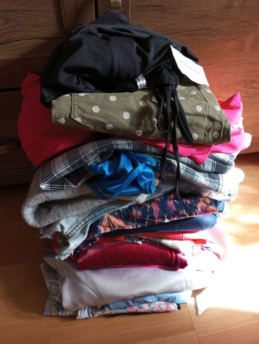 Paka karton ubrań damskich L/XL 21 sztuk