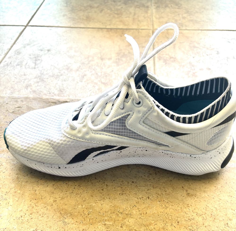 Tenis Reebok  cor preto e branco Tam 37.5