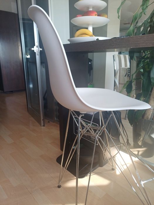 Cadeiras de bar  brancas e cromadas Praticamente novas. Cada uma 80€