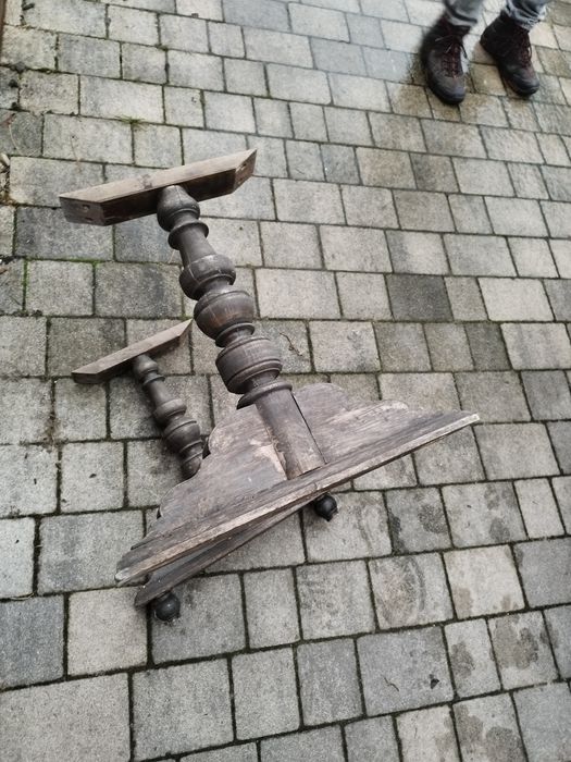 Rzeźbione nogi do szafki lub stołu