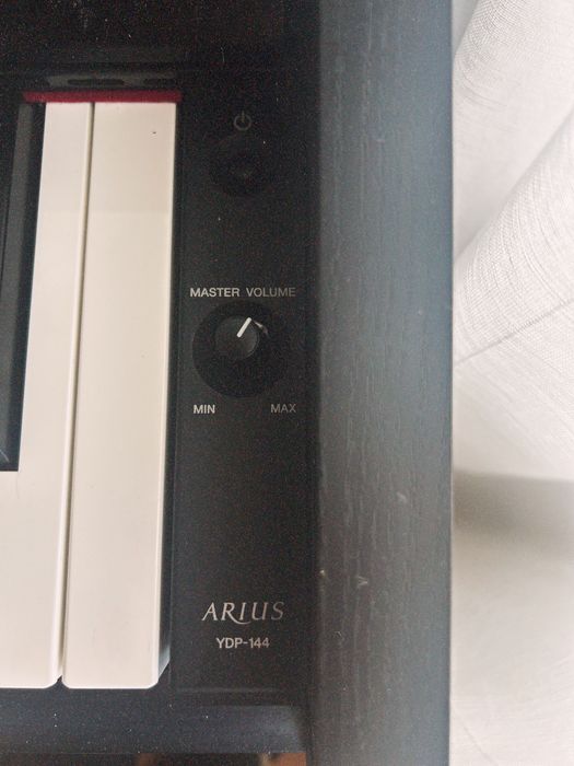 Piano Yamaha Arius YDP-144 (digital)