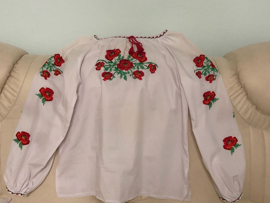 Вишиванка, весільний вишитий жіночий костюм у маки сорочка і спідниця.