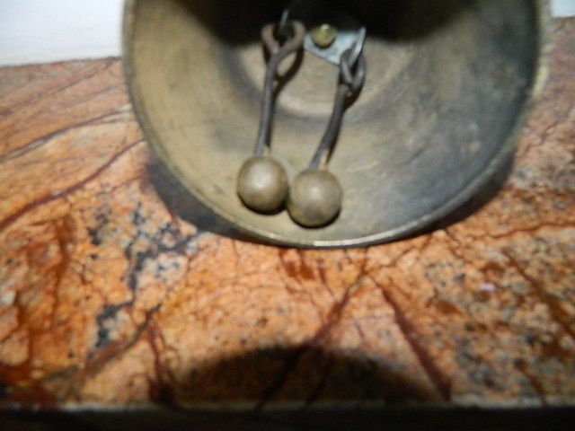 Stare dzwonki z mosiądzu.