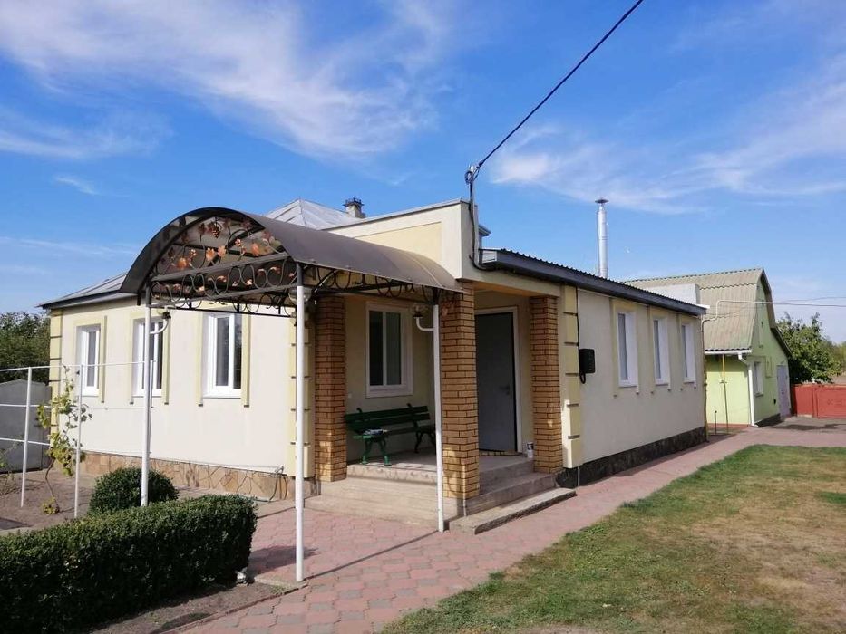 Сучасний комфортний будинок з новим ремонтом  в ЦЕНТРі с. Яснозір'я