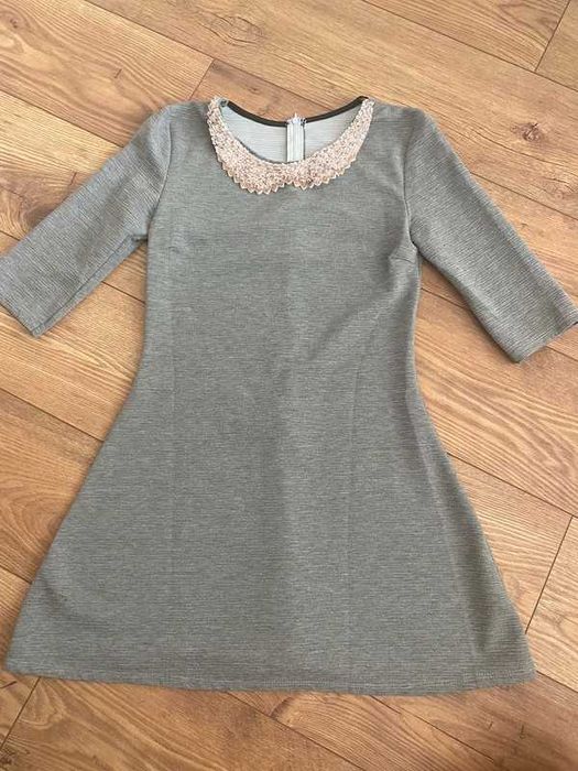 Szara sukienka ze złoty kołnierzem