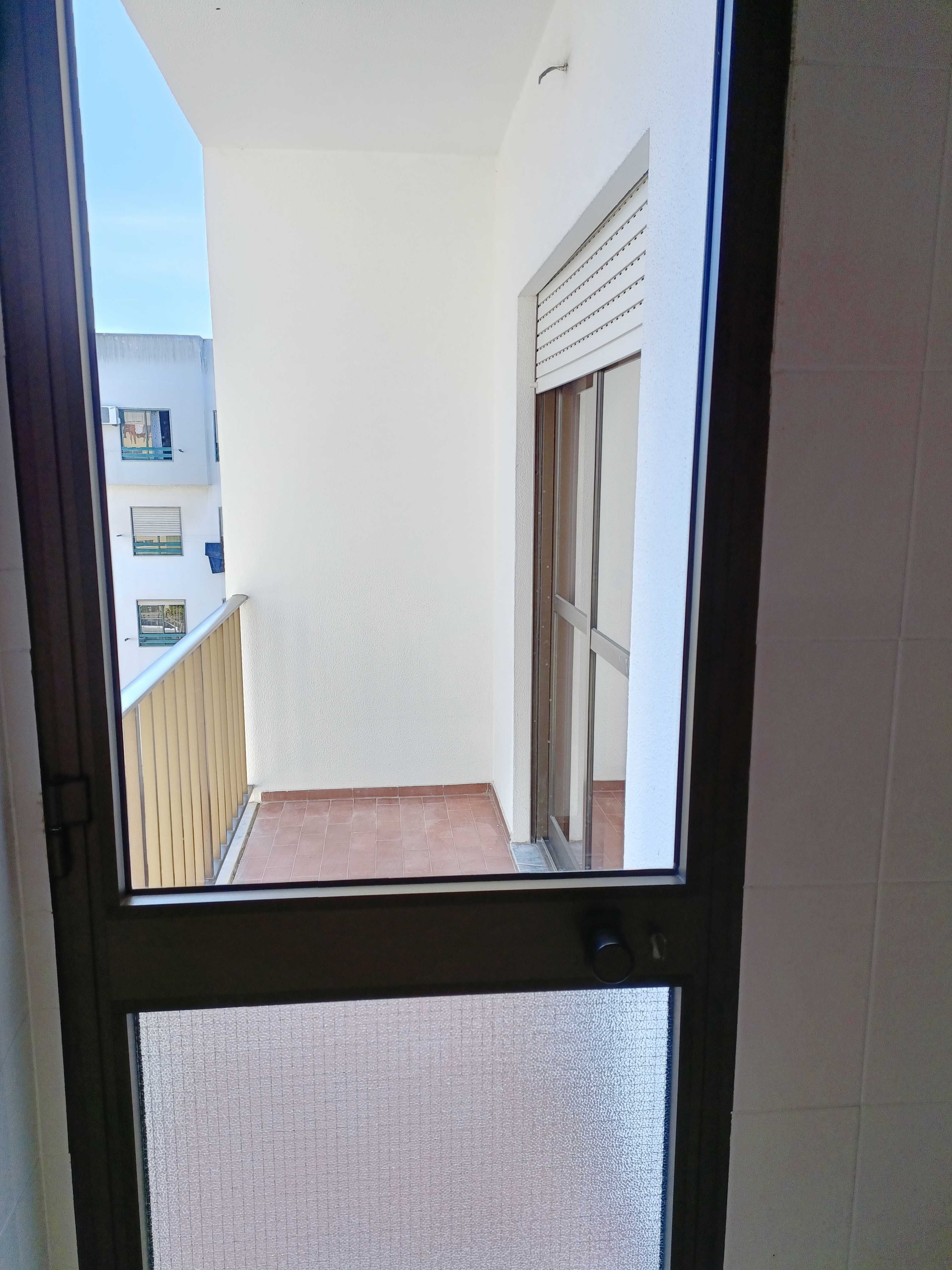 Apartamento T2 no Bairro Afonso Costa – Bom Estado e Varandas