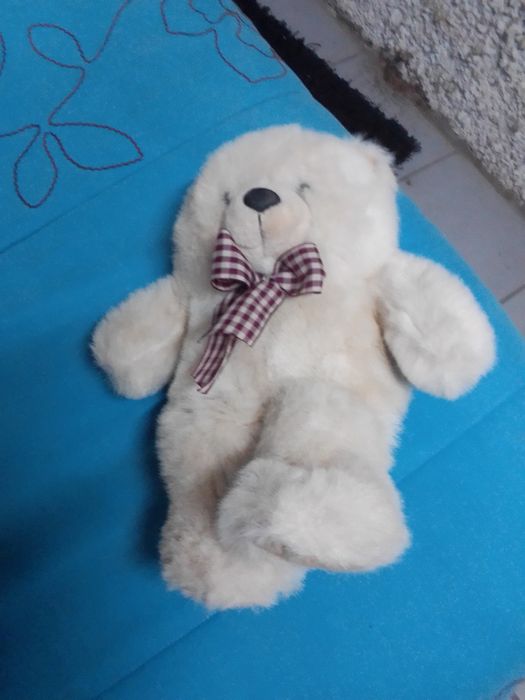 Vários peluches e brinquedos