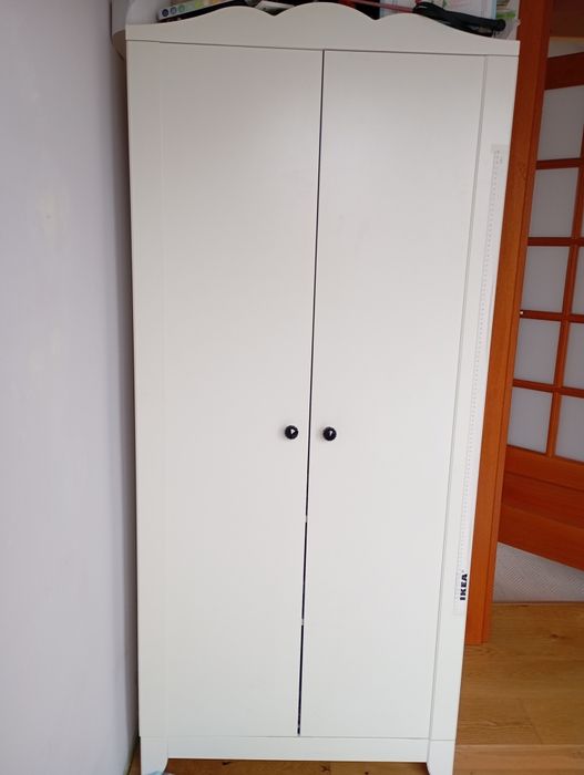 Szafa , regał i białe biurko Ikea.