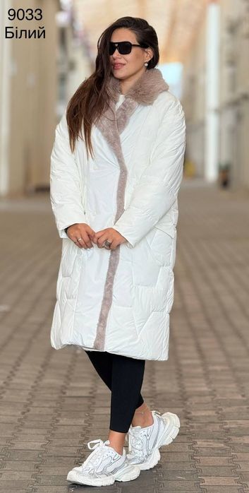 Жіноча куртка з хутряним комірцем