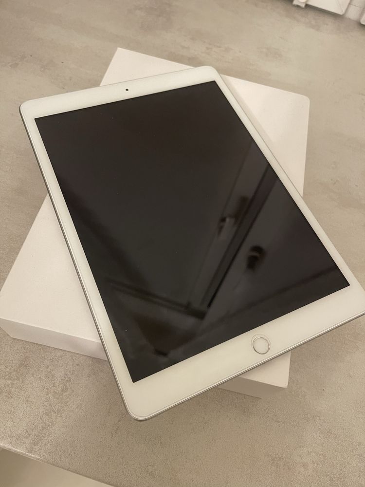 iPad 8 generacji 32 GB + Etui