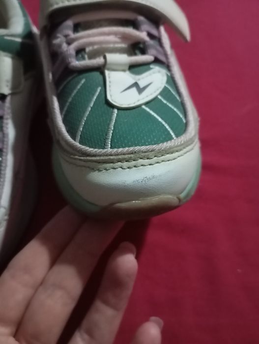 Продам кроссовки .