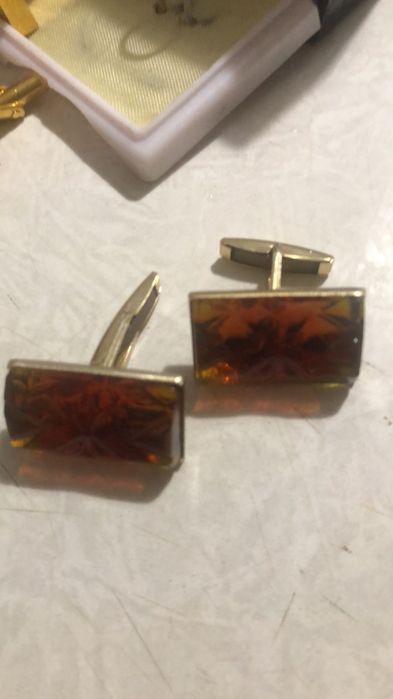 Запонки з камінцем під бурштин в доброму станв