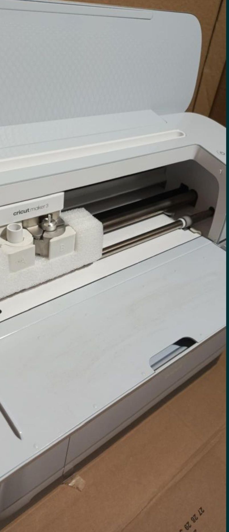 Ploter Cricut Maker 3 z wyposażeniem.