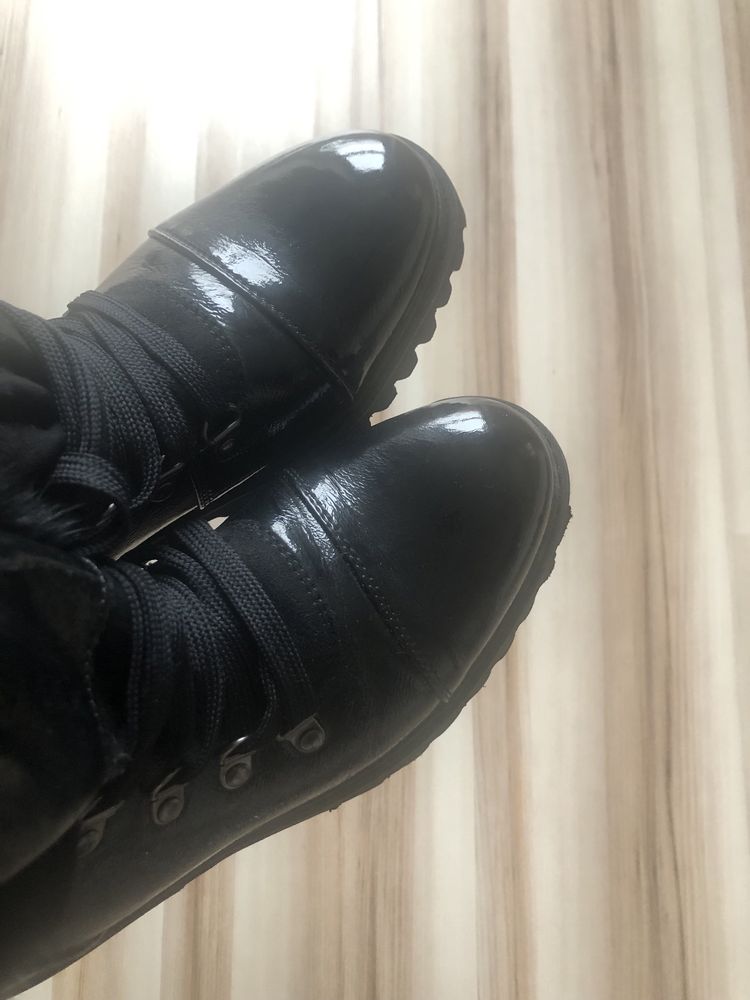 Botki lakierowane z futerkiem 38