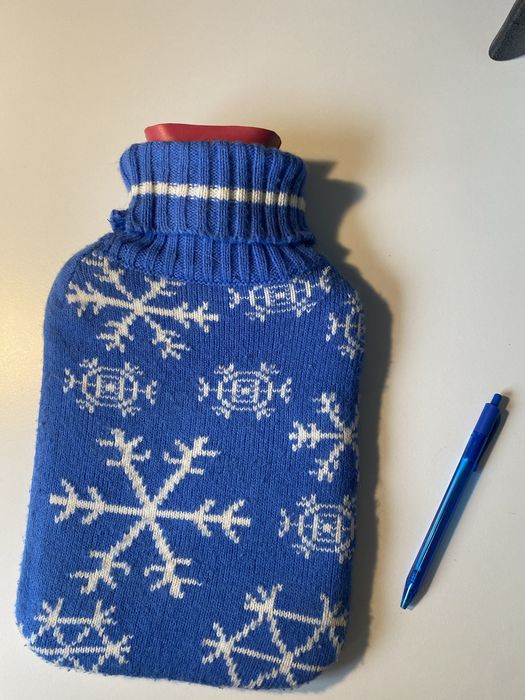 Duzy termofor w zimowym sweterku