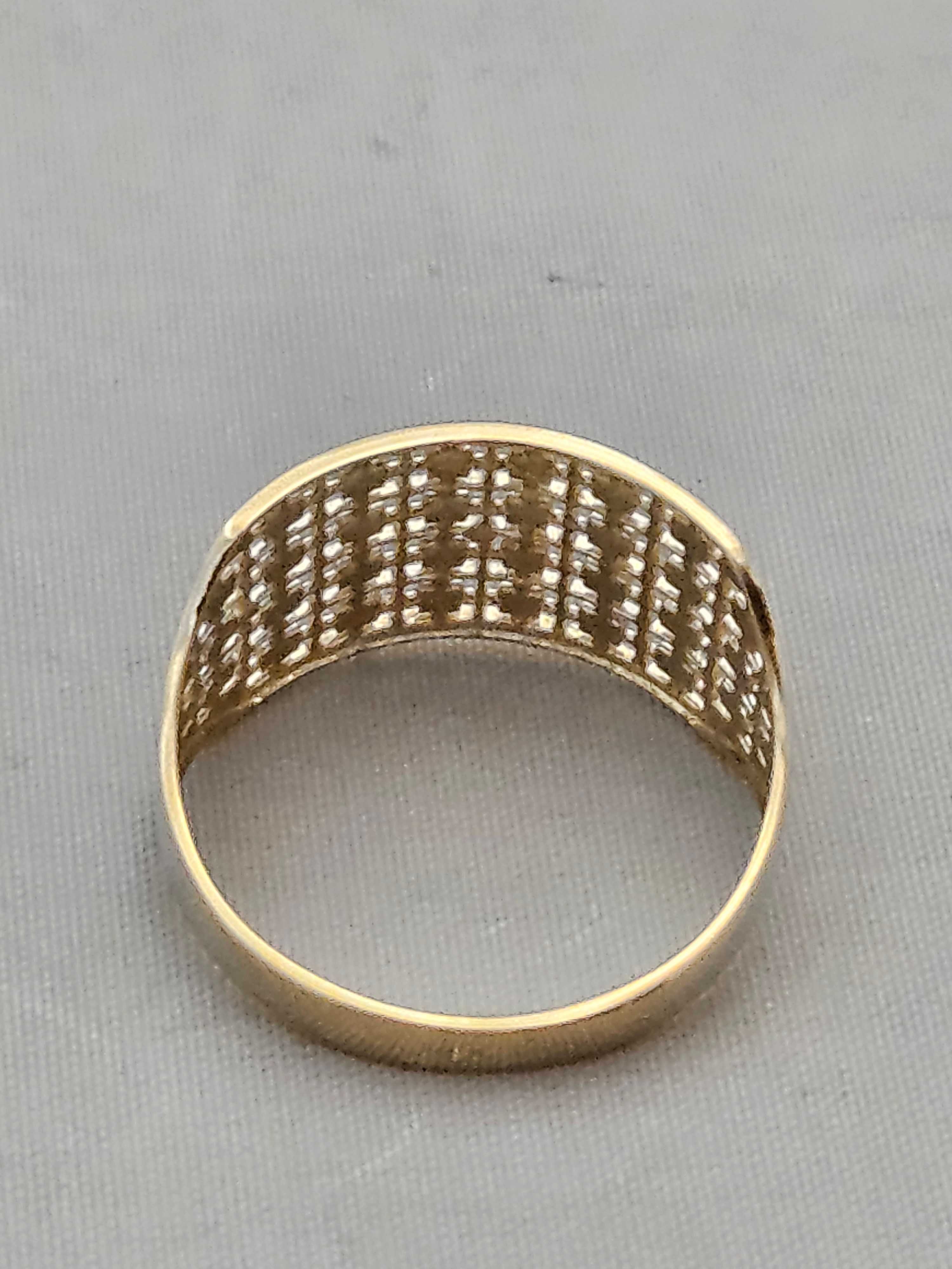 Złoty pierścionek 2,31 g