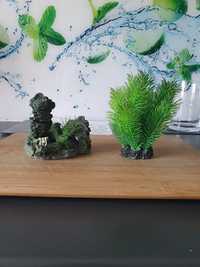 Sztuczna roślina oraz skałka do akwarium