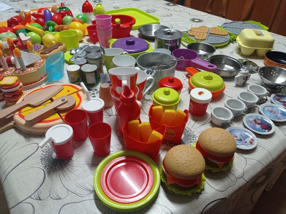 Lote de utensílios de cozinha e comida de brincar