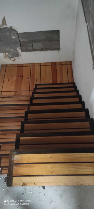 Schody dębowe na sosnowej podbudowie