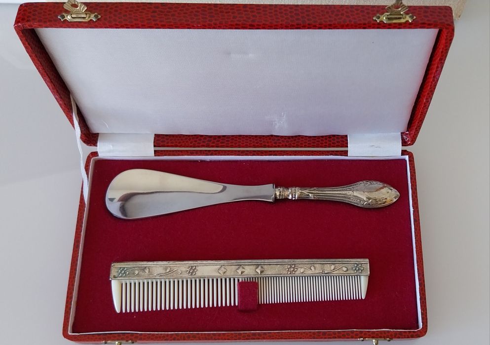 Calçadeira e pente em prata