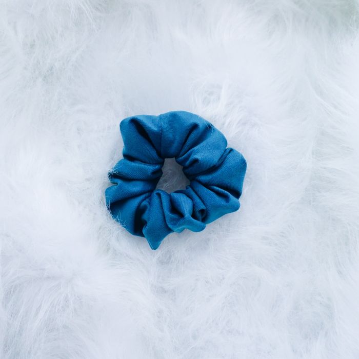 Welurowa gumka do włosów – petrol/modry, modny dodatek