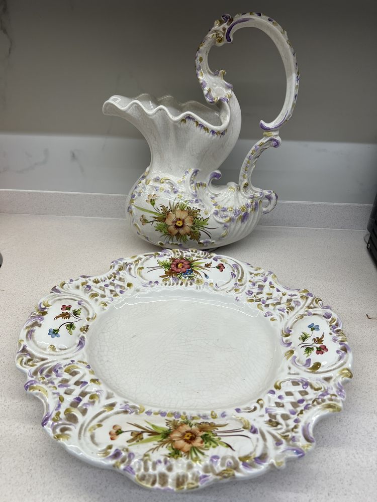 Jarro e bacia de porcelana