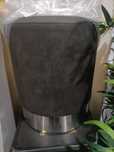 Banco/Pouffe de veludo preto com uma faixa metalizada