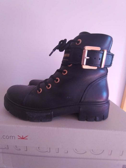 Botas botins tipo militar, pele, marca Atrai, como novas, tam. 36