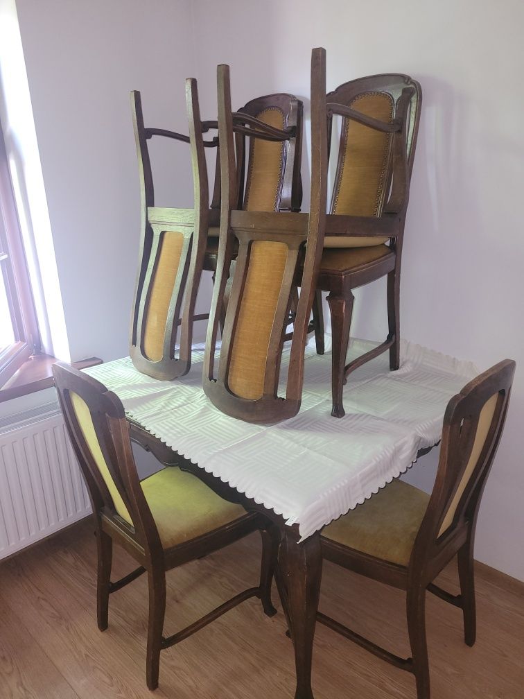 Stół i 6  krzeseł.