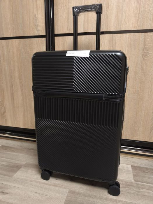 Валіза великого розміру Л з гарного пластику на подвійних колесах