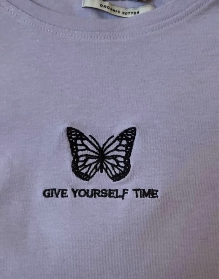 Fioletowa bluzka z napisem i motylkiem