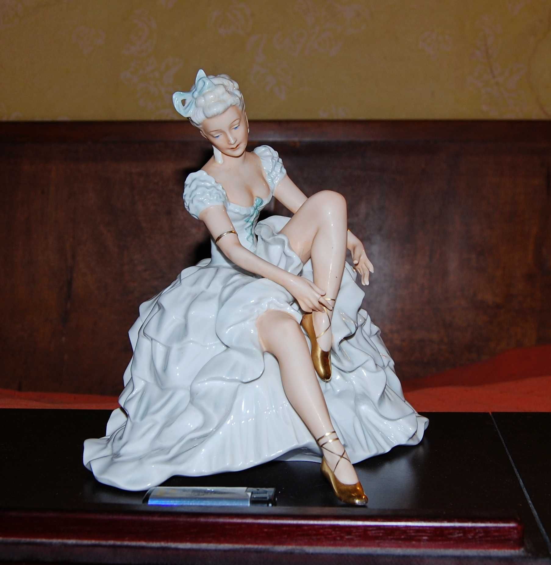 Фарфоровая статуэтка "Балерина завязывает пуанты"