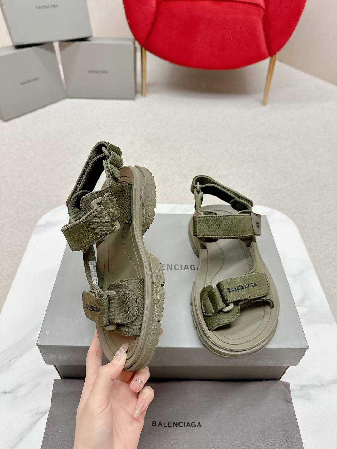 Balenciaga Buty, sandaly klapki, skora 080220