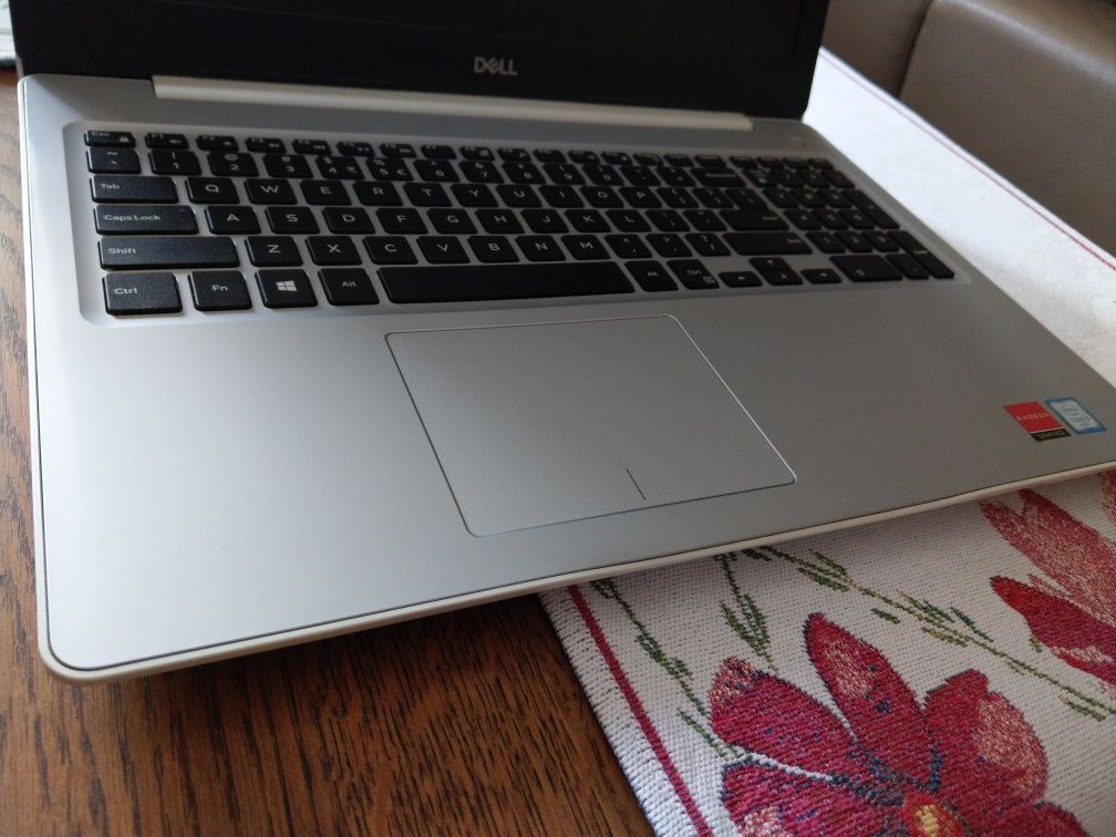 Dell inspiron 5570 i3 SSD 250GB Radeon (2gb ram) 530 8Gb Ram HDD 1TB