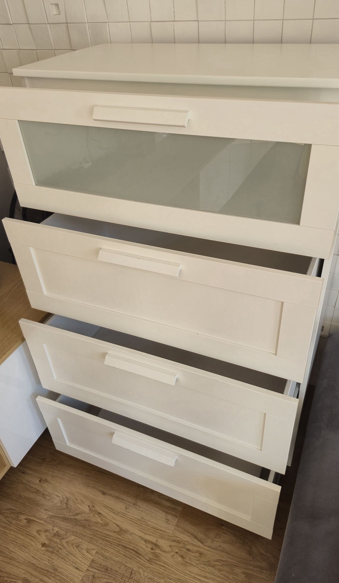 Komoda biała z szufladami i witrynką IKEA