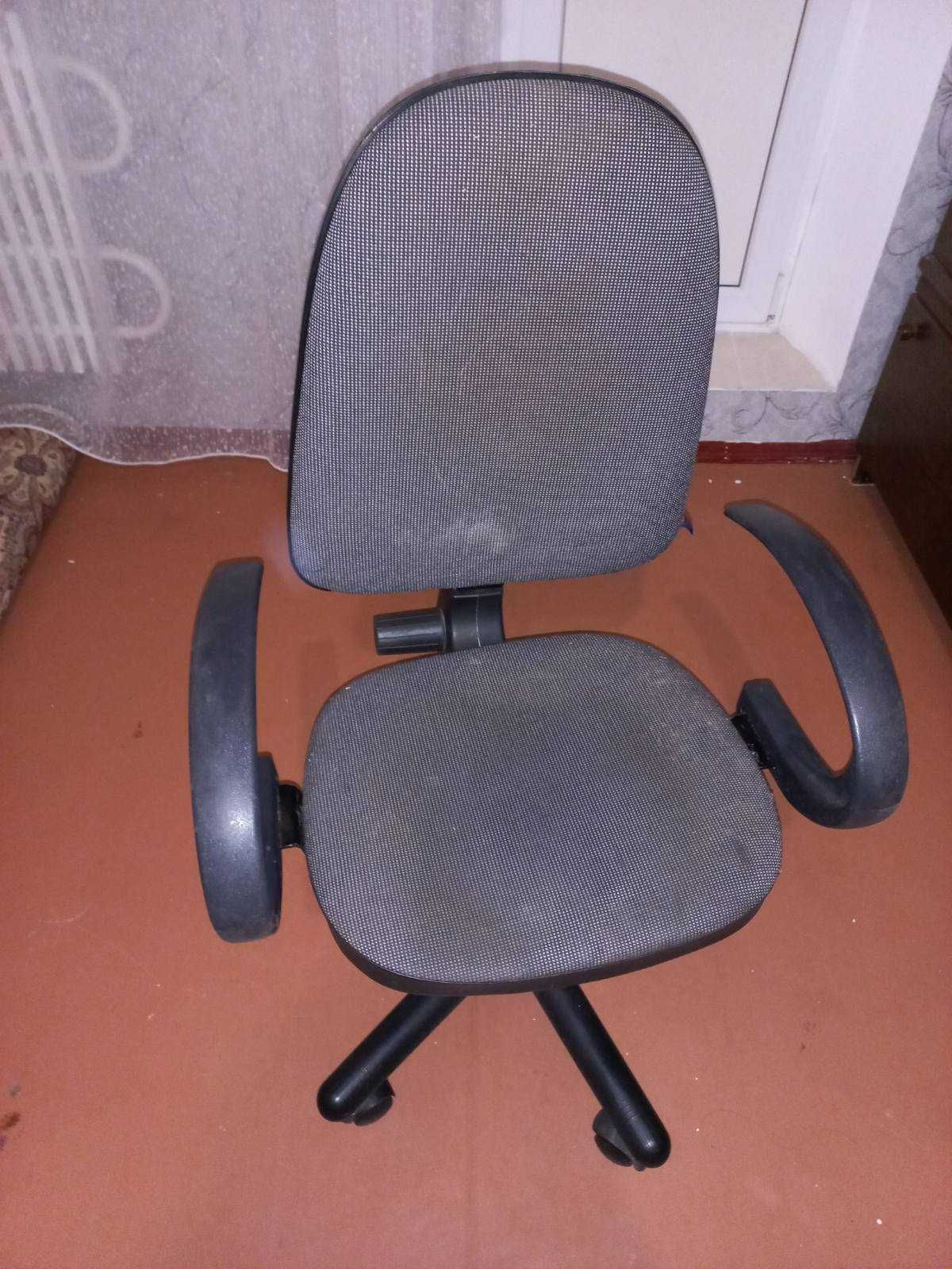 Продаю кресло компютерне