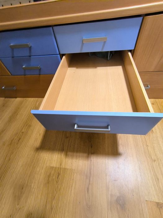 Quarto para jovens com 2 camas e camiseiro