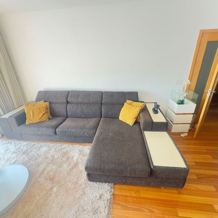 Vendo sofá chaise longue castanho com vidros bege  no apoio dos braços