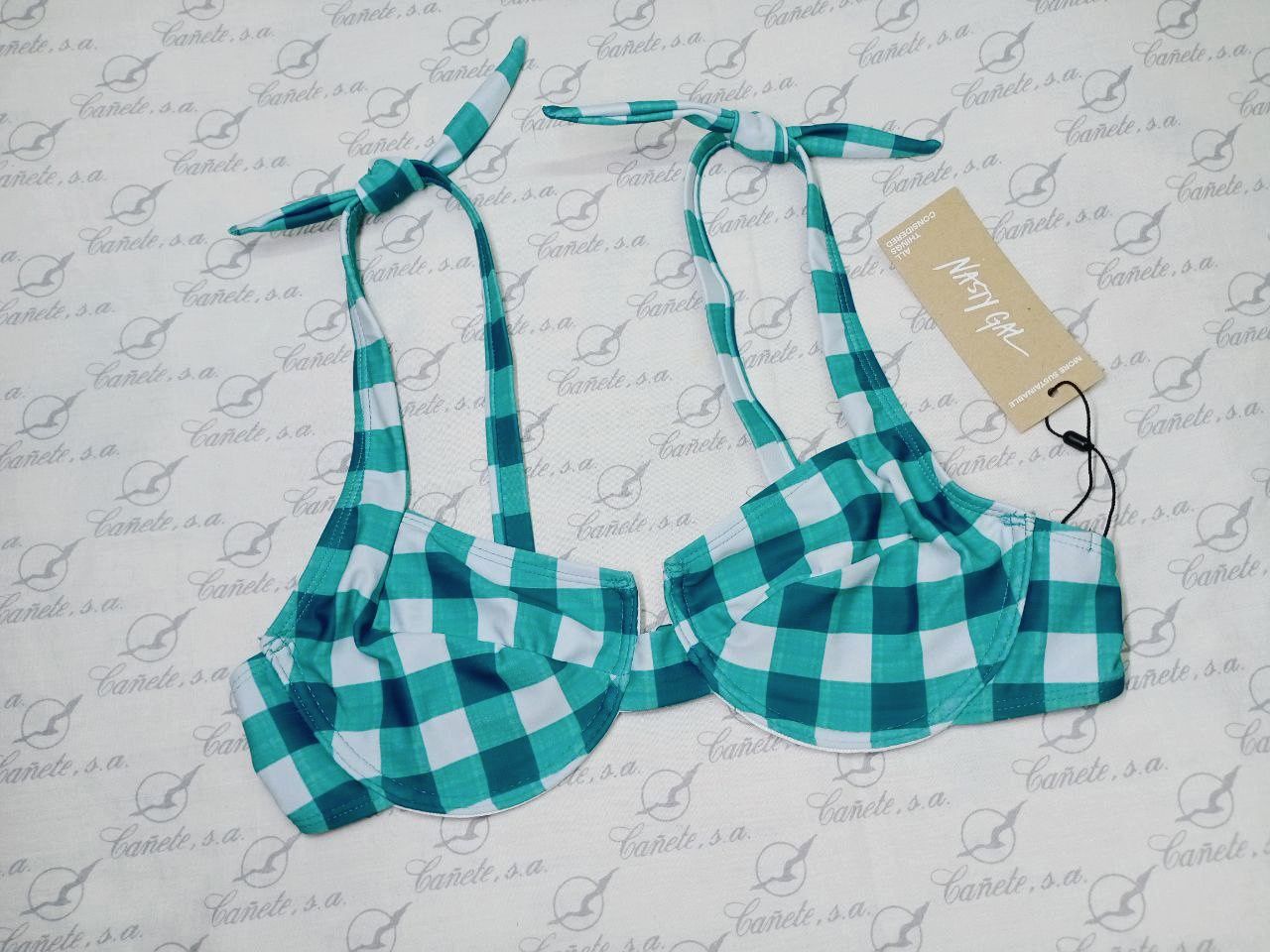 Женские плавки Pretty Little Thing, Primark, Next и лифчик Nasty Gal