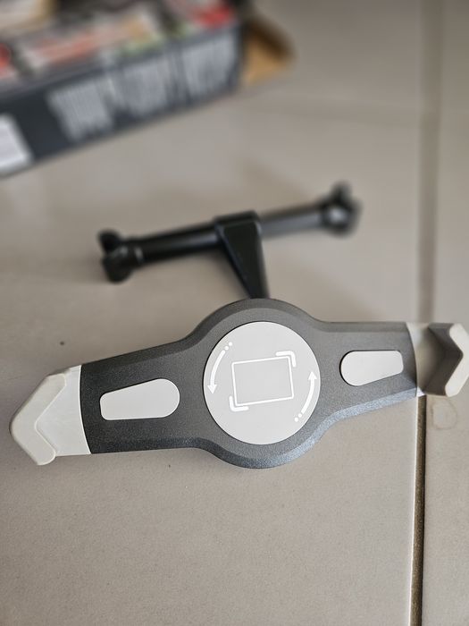 Uchwyt samochodowy na tablet