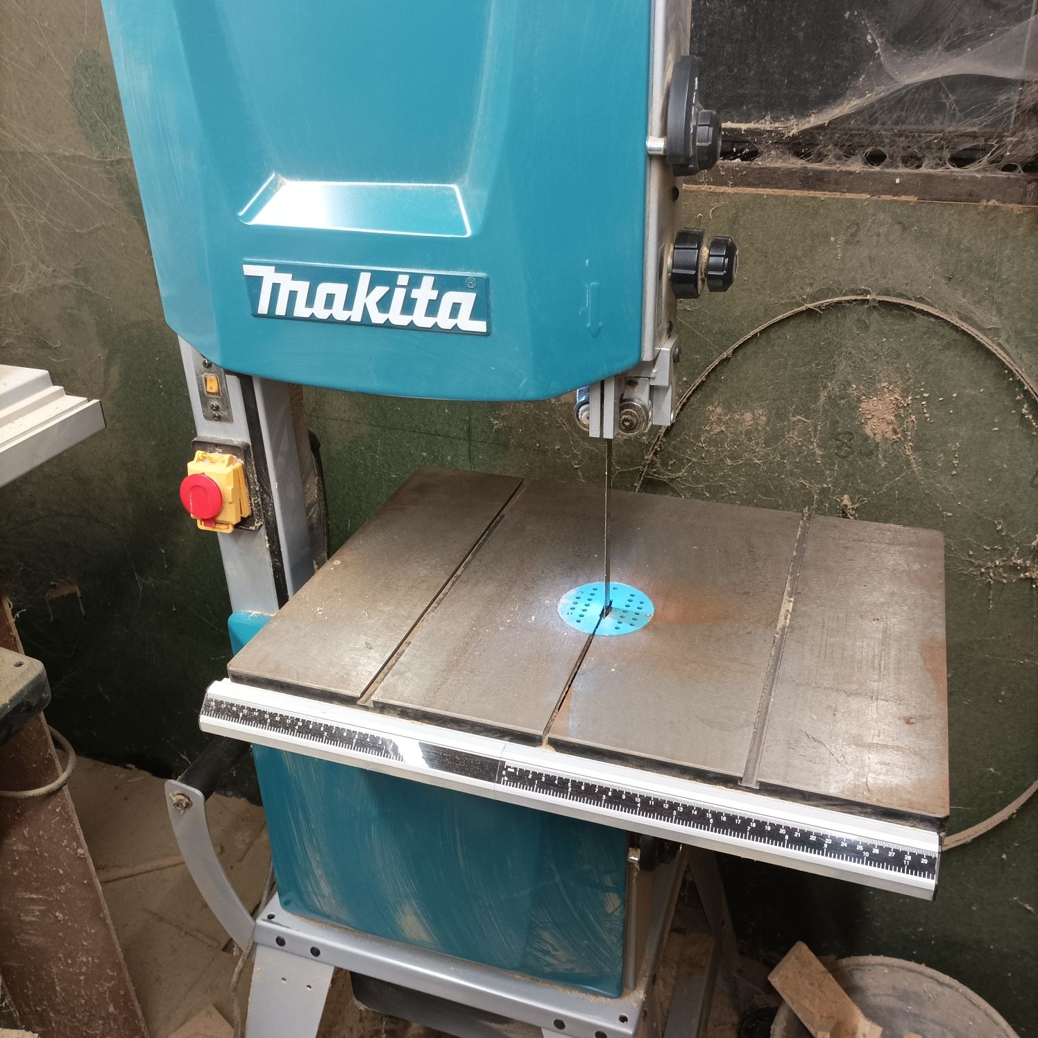 Makita lb1200f piła tasmowa