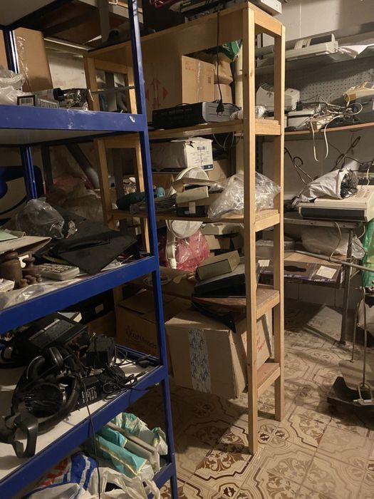 Потужне захищене підвальне приміщення (110 м²) ; вентиляція; санвузол;