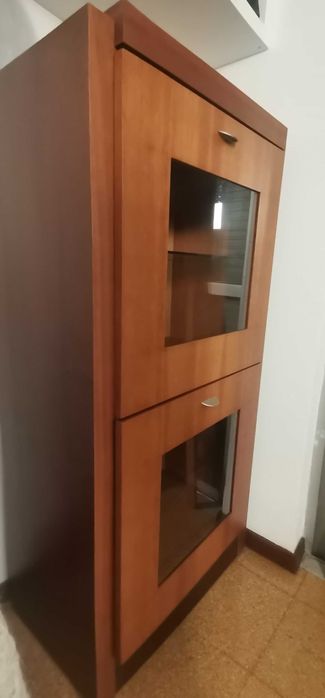 Móvel louceiro para sala cerejeira e vidro